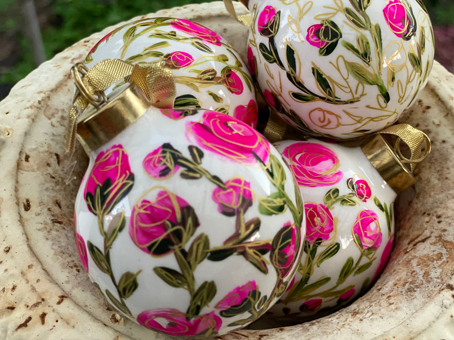 PINK ROSES ROUND ORNAMENT