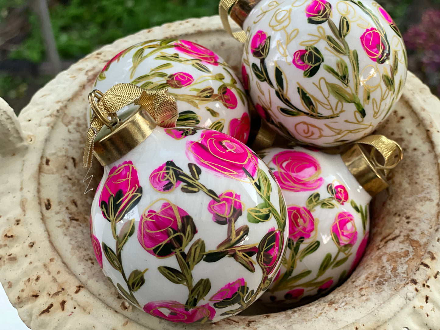 PINK ROSES ROUND ORNAMENT