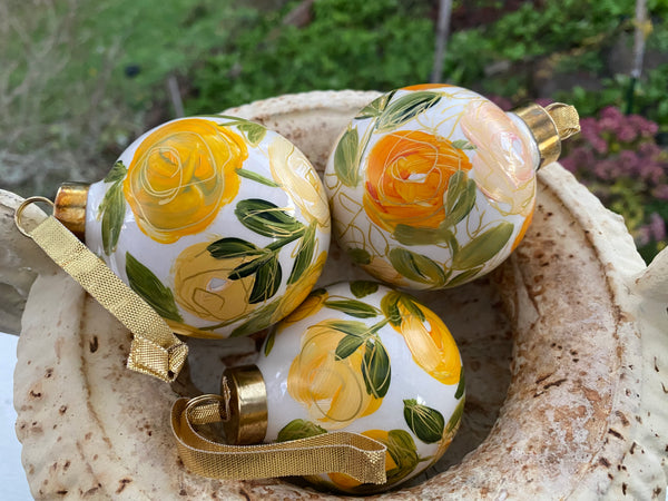 YELLOW ROSES ROUND ORNAMENT