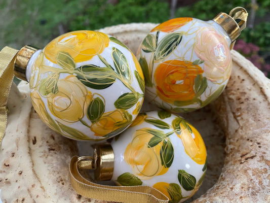 YELLOW ROSES ROUND ORNAMENT