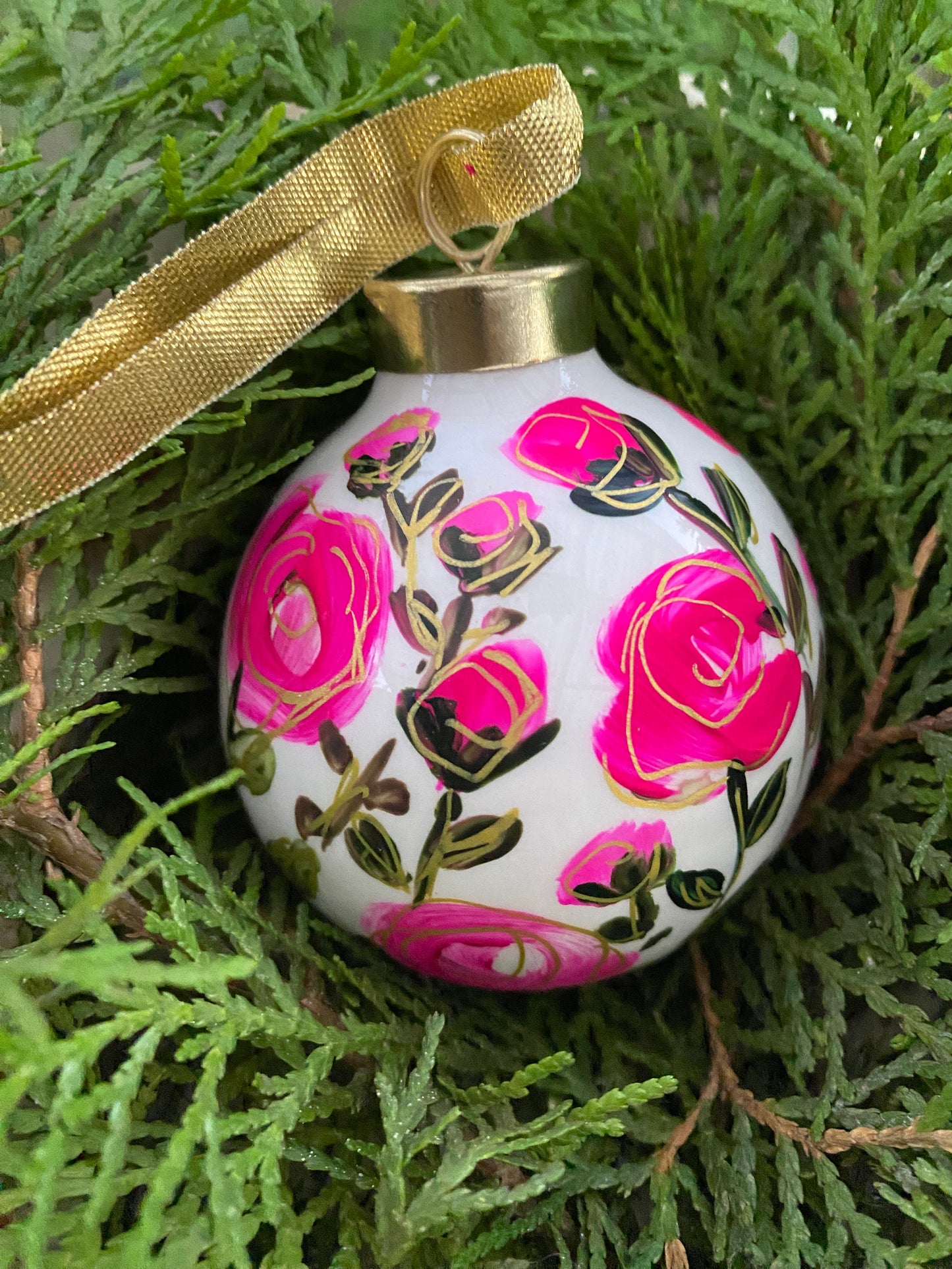 PINK ROSES ROUND ORNAMENT